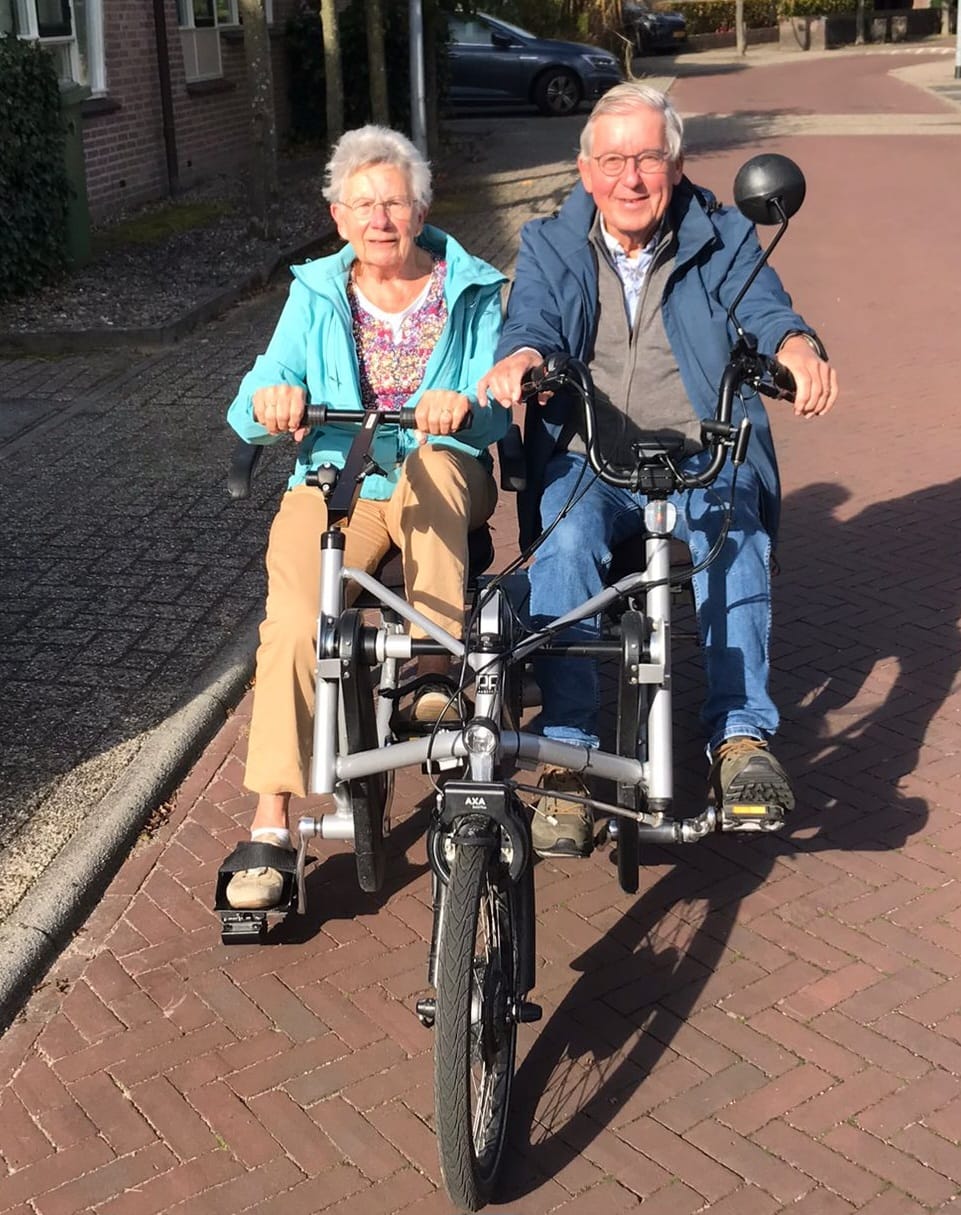 Harry Vogels op de fiets met de buurvrouw